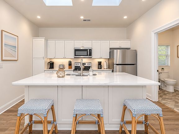 4th image of 403 11th Ave S #C