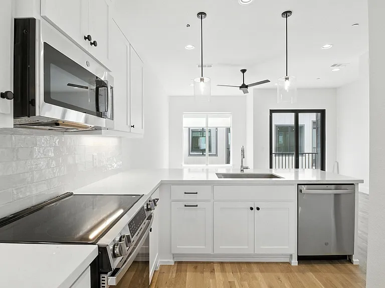 5837 Oram St #3 — Photo 3