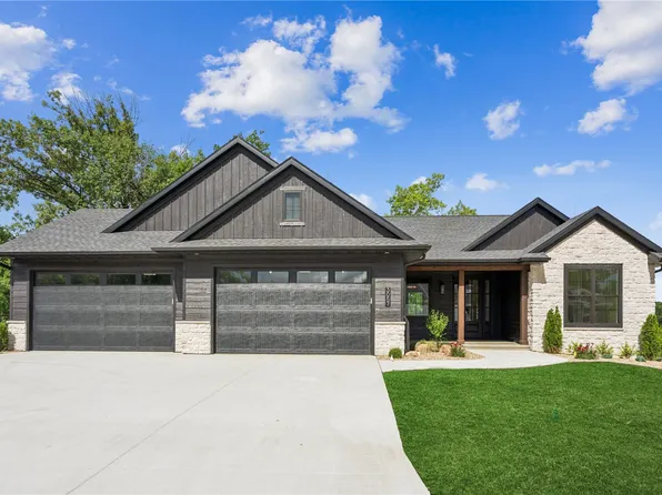 3057 Dell Ridge Ln, Hiawatha, IA 52233