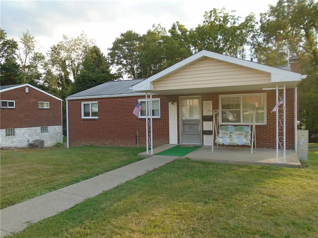 1096 Catherine Dr photo 1