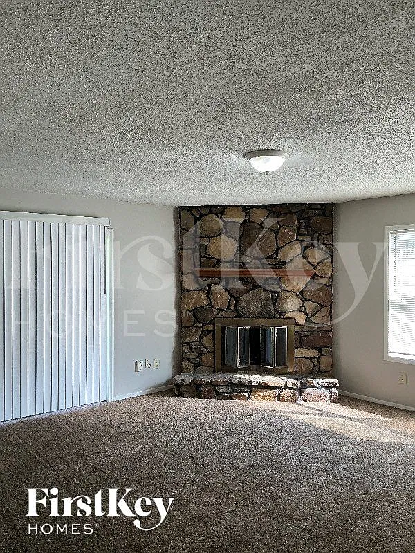 3 bed, 2.0 bath, 1313 sqft, $1,240 — Photo 2