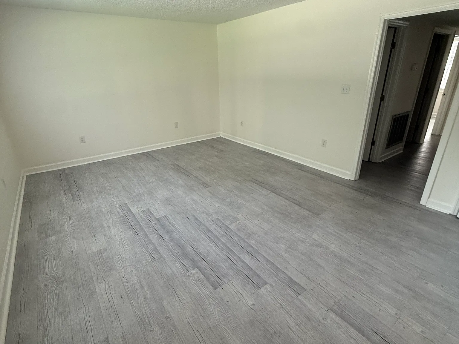2 bed, 1500 sqft, $900 — Photo 2