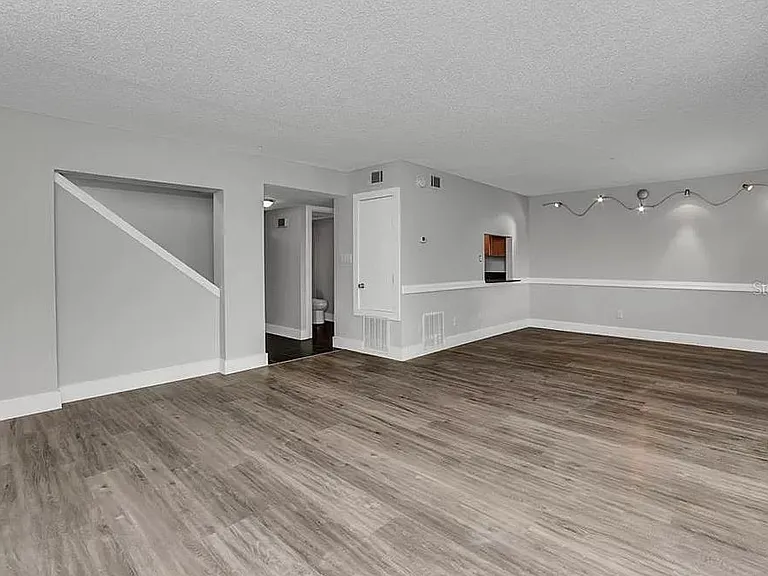 5377 Vineland Rd — Photo 3