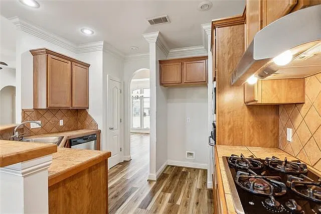 3 bed, 2.0 bath, 1828 sqft, $2,000 — Photo 4
