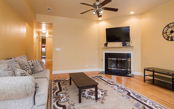 4th image of 6646 N Ashland Ave APT 1
