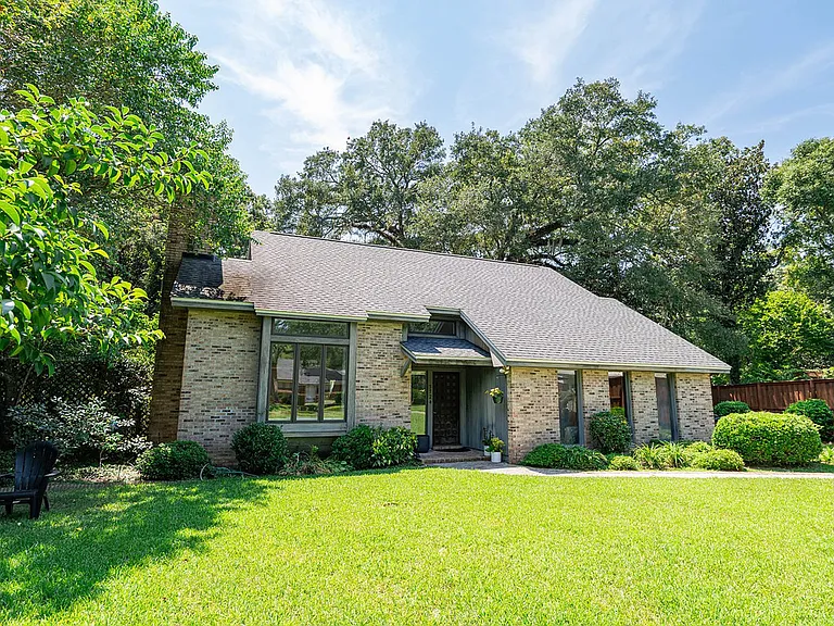 3724 Longchamp Cir — Photo 52