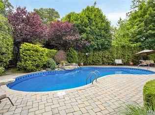 10 McGann Dr, Rockville Centre, NY 11570