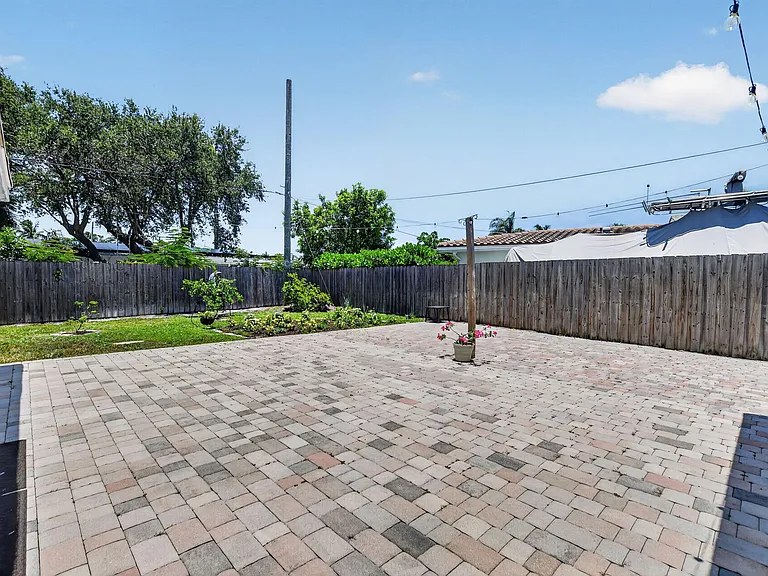 807 SW 3rd St — Photo 40