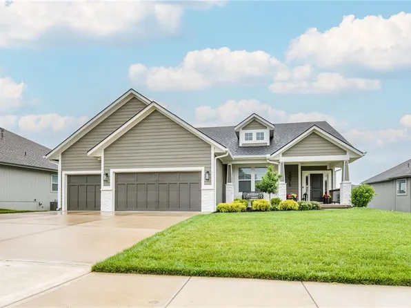 5876 McCormick Dr, Shawnee, KS 66226