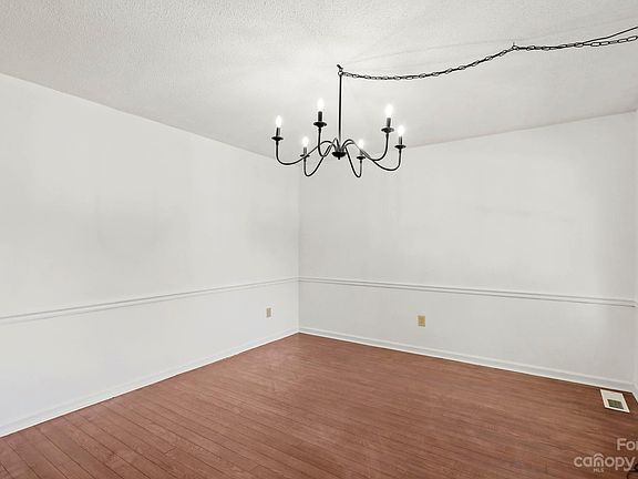5th image of 1108 Woodbine Pl NE