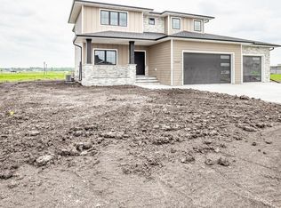 5009 Prairie Green Ct W, West Fargo, ND 58078