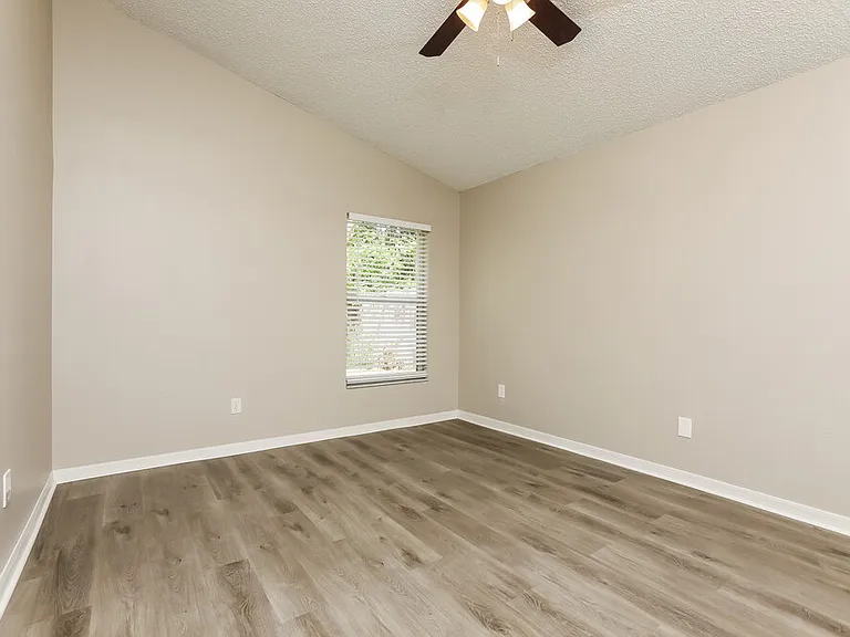130 Kinney Ct — Photo 8