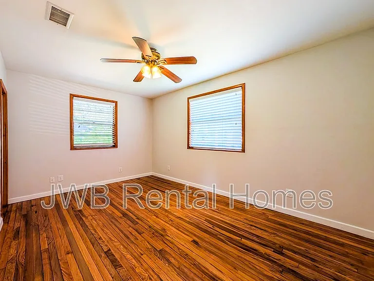 3312 Seville St W — Photo 5