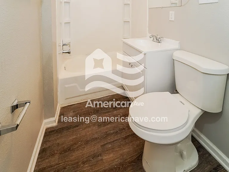 815373_008_wm_-_main_bathroom_13289240.jpg
