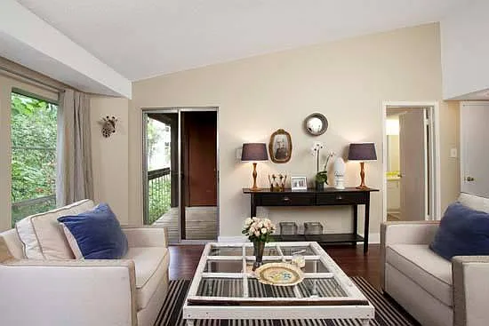 Large 1/1 living room (standard)