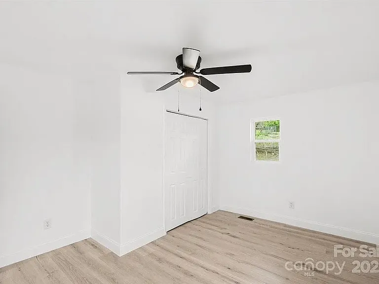 902 Grace St — Photo 9