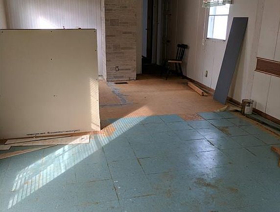 5th image of 915 N Maple St