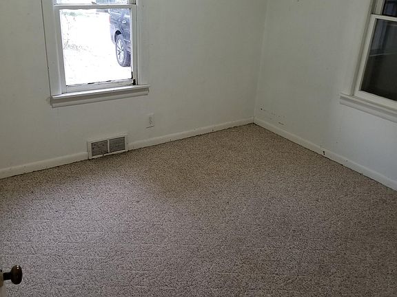 5th image of 1110 Mary St