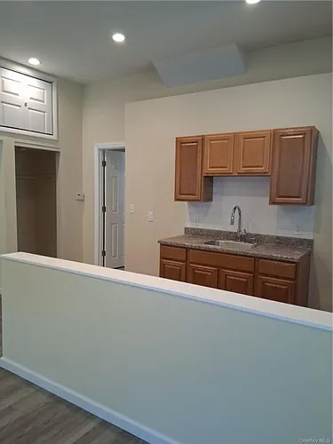 5485 Expressway Dr N Photo 1