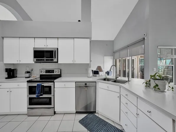 13 Meadows Park Lane, Boynton Beach, FL 33436