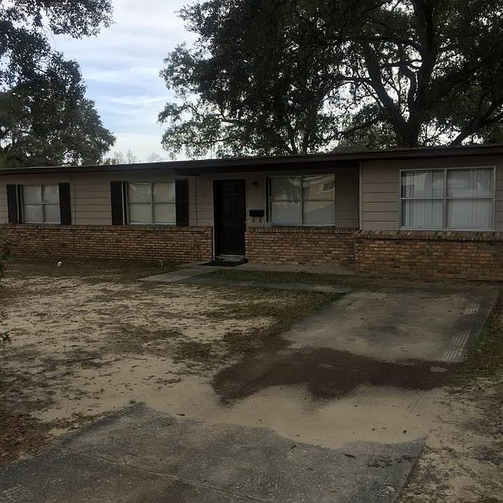 1st image of 7 Huntington Dr