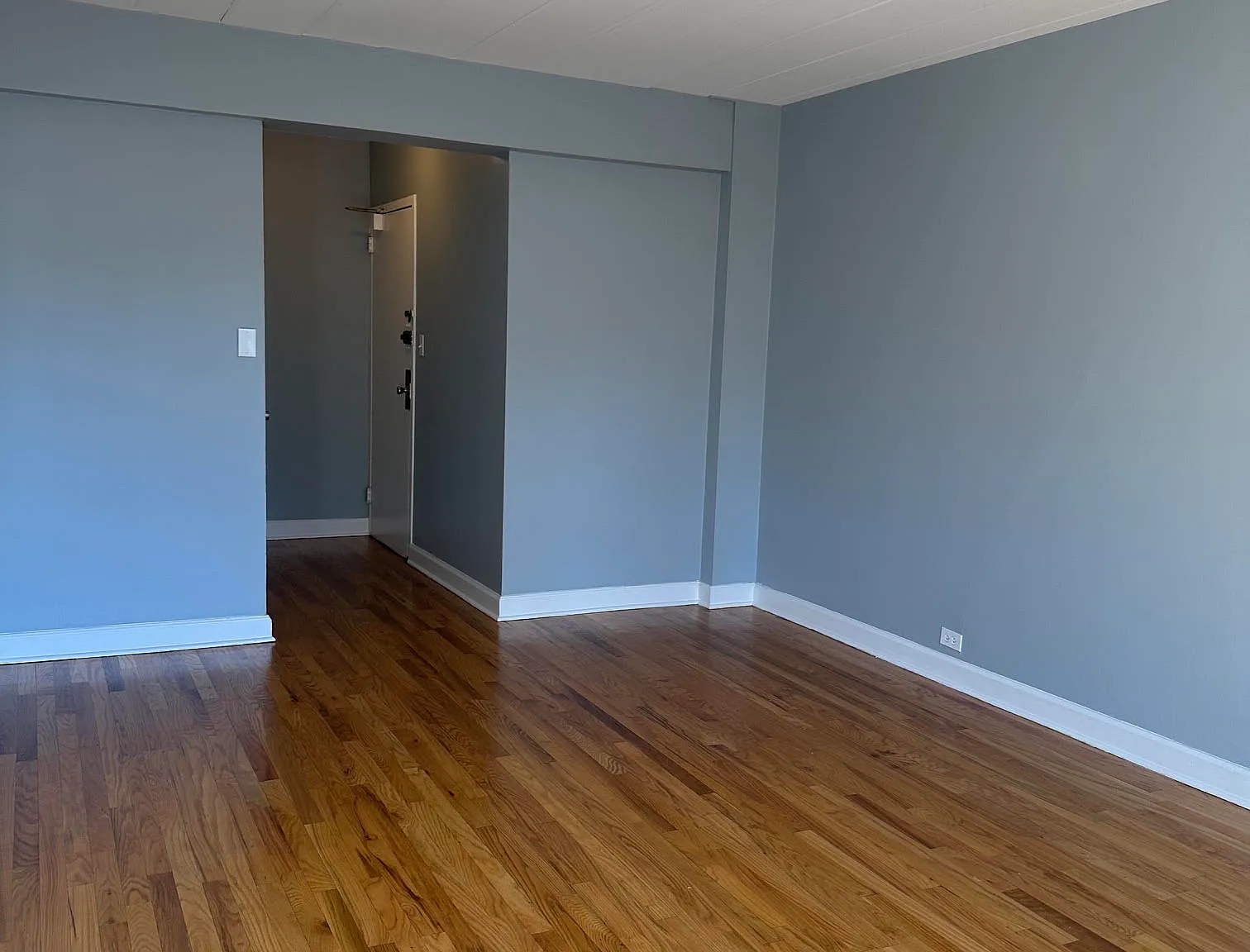 2 bed, 1000 sqft, $1,900 — Photo 2