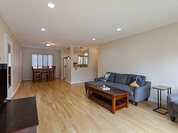 4th image of 1917 W Granville Ave APT 301