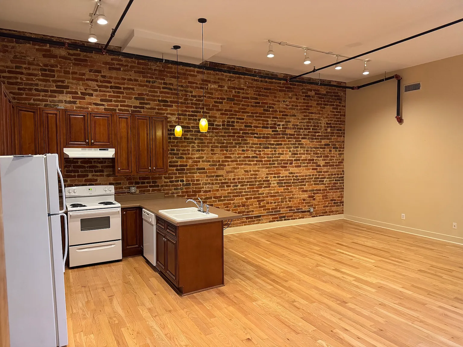 1 bed, 990 sqft, $1,100 — Photo 2
