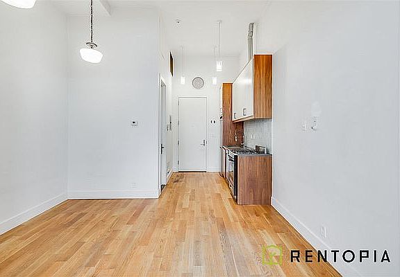 4th image of 949 Willoughby Ave APT 201