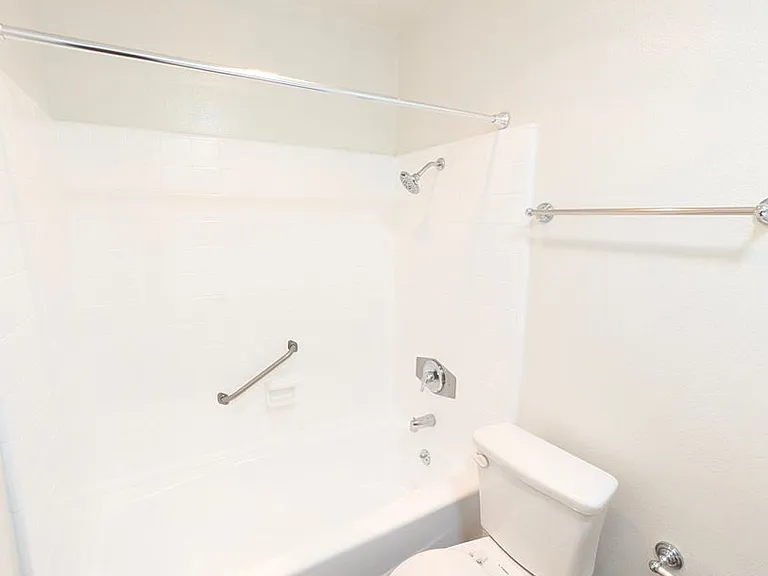 Chateau Lamont Apartments — Photo 19