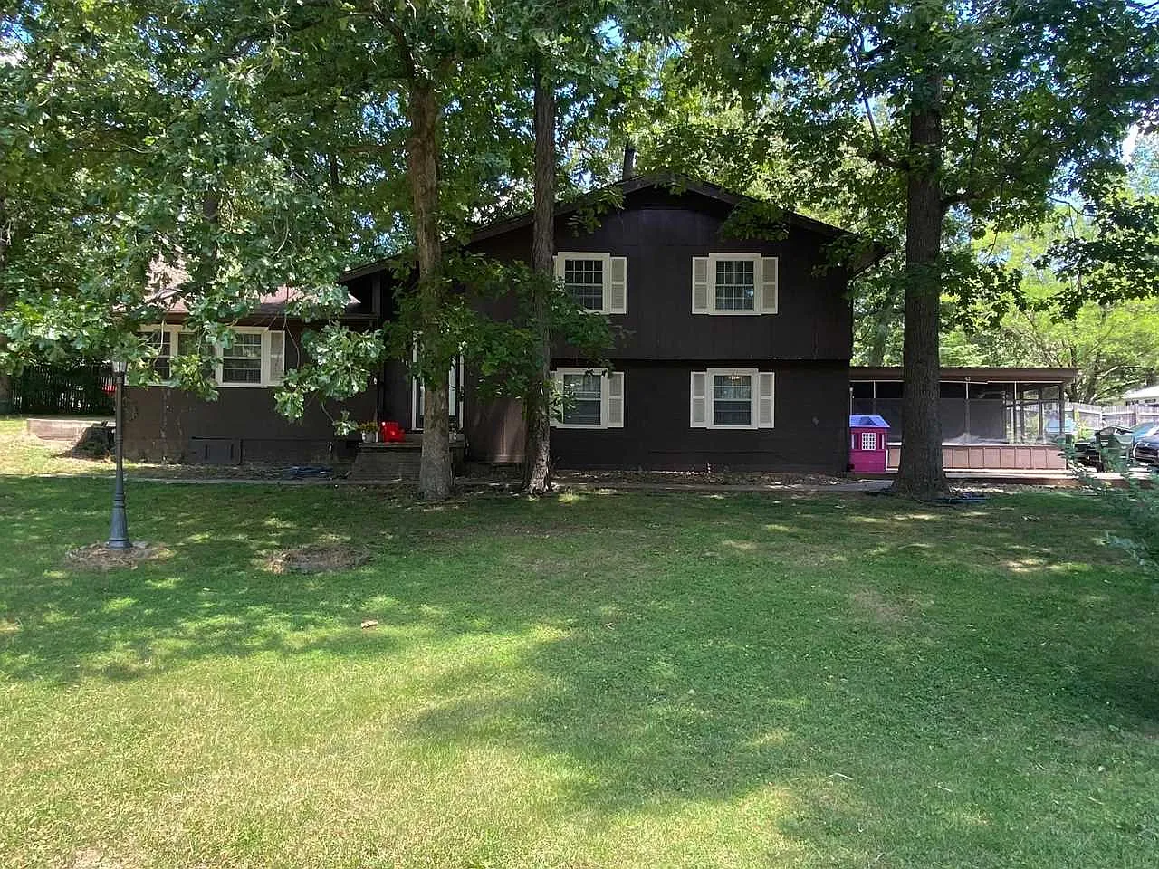 1050 McPherson Dr photo 1