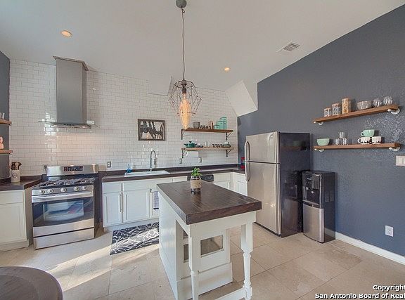 3rd image of 905 W Ashby Pl