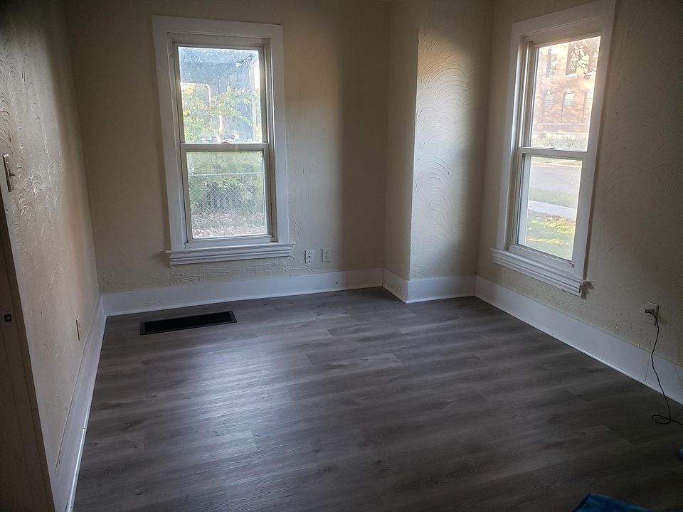 2nd image of 1202 Elm St