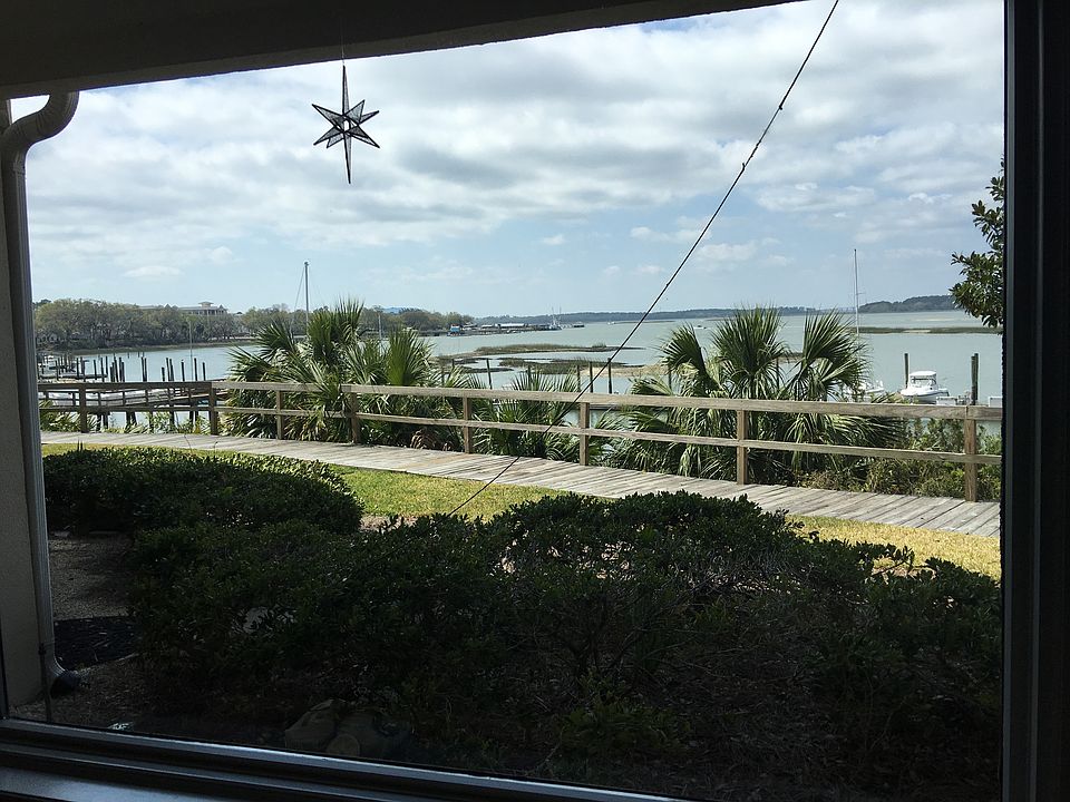 Gorgeous Views of Skull Creek from Living room.