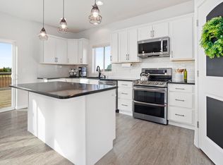 512 5th Ave SW, Surrey, ND 58785