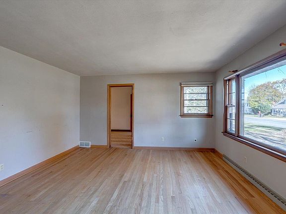 4th image of 1328 Blue Mounds St
