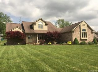 60 Jesswood Ln, White Lake, MI