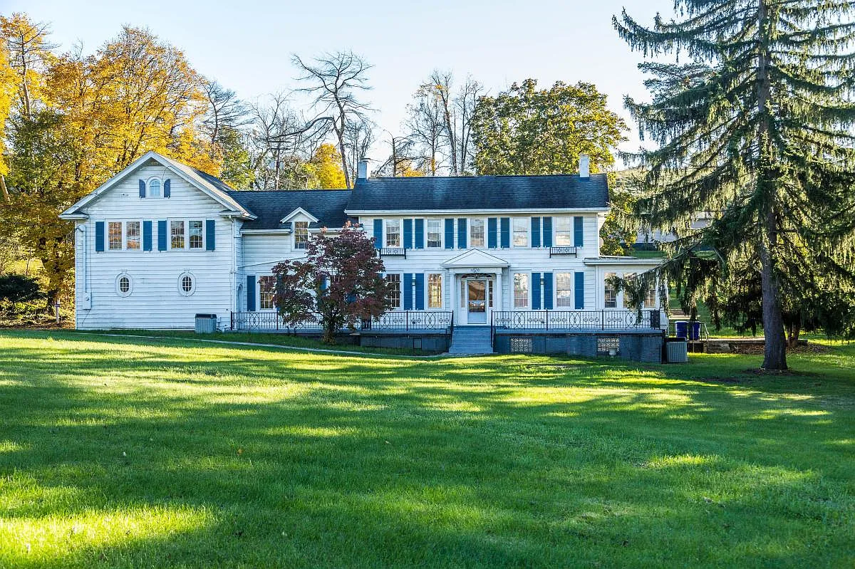 6 bed, 4.5 bath, 9100 sqft, $5,000 — Photo 1