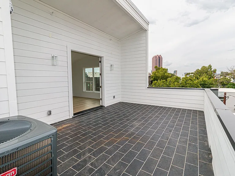 4210 Roseland Ave #104 — Photo 34
