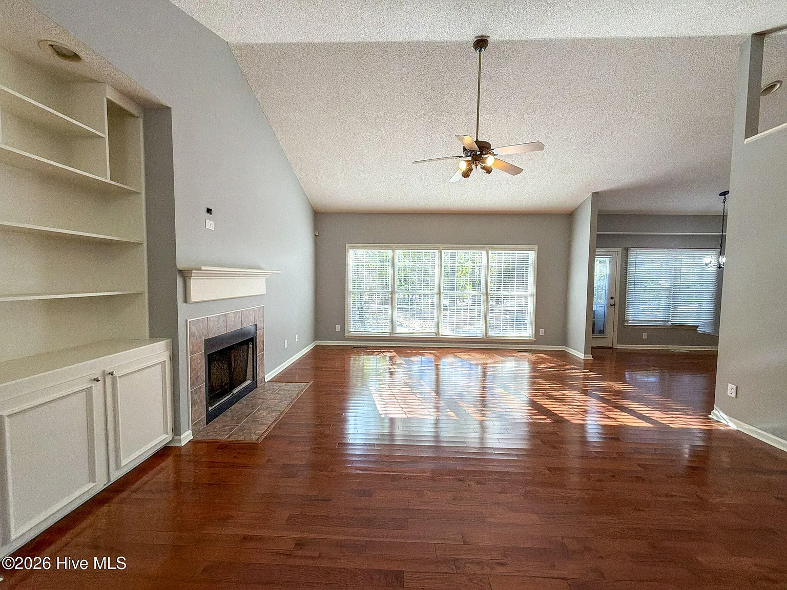 3 bed, 2.0 bath, $2,500 — Photo 4