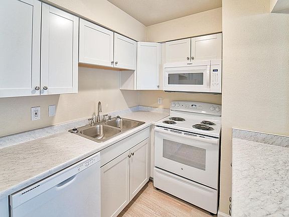 5th image of 2713 Wyoming Blvd NE APT 33