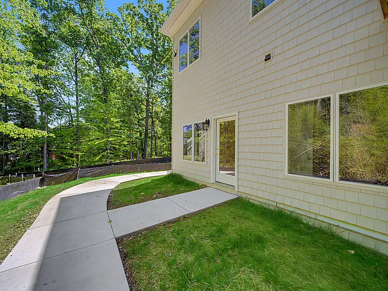 10205 Sorrel Ave — Photo 4