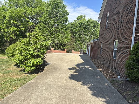 4th image of 1739 Collins Hollow Rd