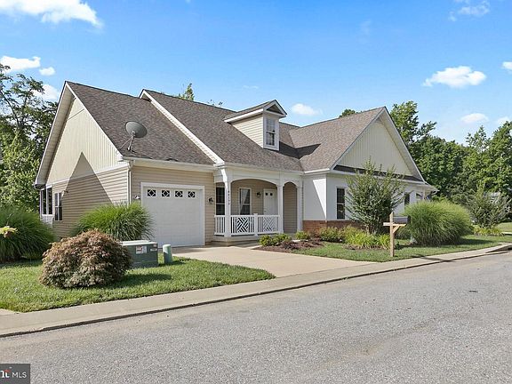 3rd image of 44190 Honeysuckle Ln