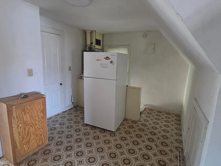 214 1/2 W College St #2 — Photo 13