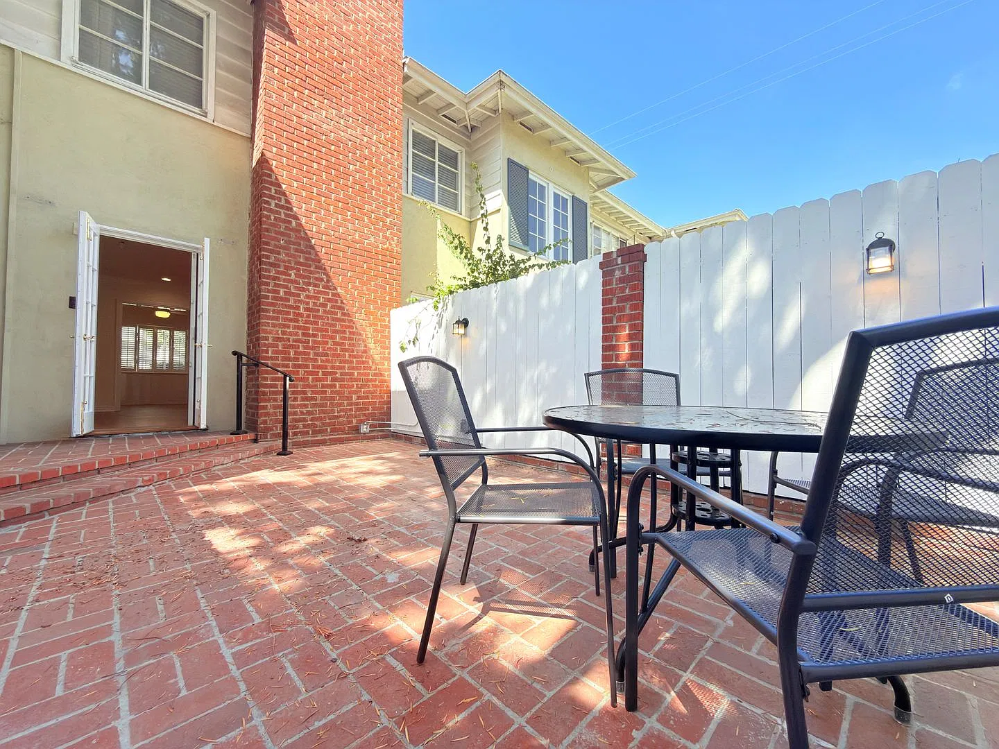 Oxnard St 12550 — Photo 3