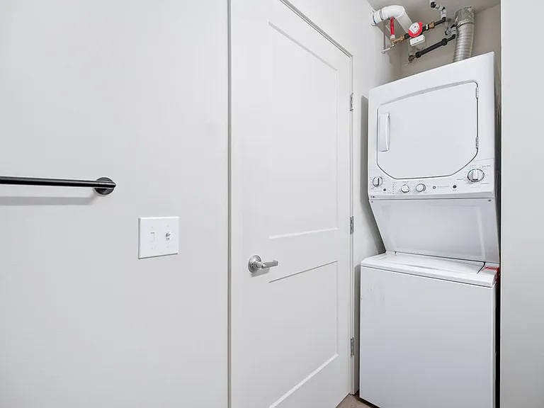 Niwa Apartments | Modern City Living in Queen Anne | Furnished Units & Move in Specials! — Photo 24