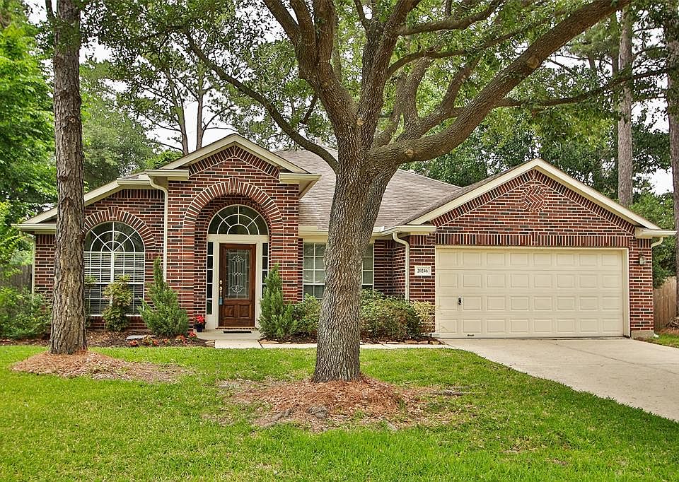 Adorable 1 story tucked away in Windrose
