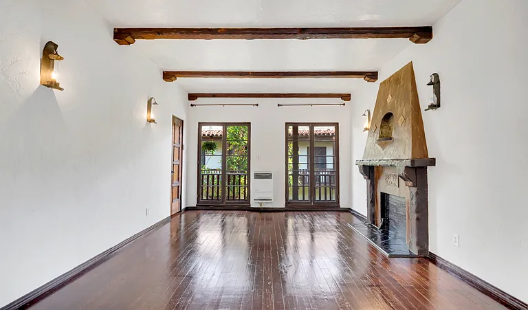 2270 N Beachwood Dr #21 — Photo 3