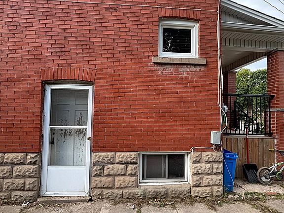 3rd image of 277 Niagara St